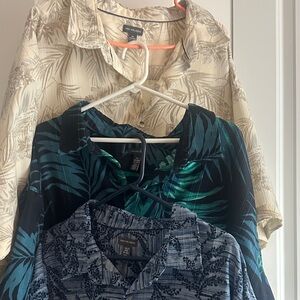 Van Heusen Navy Floral Men's Shirt

INCLUDES —3 Van Heusen shirts